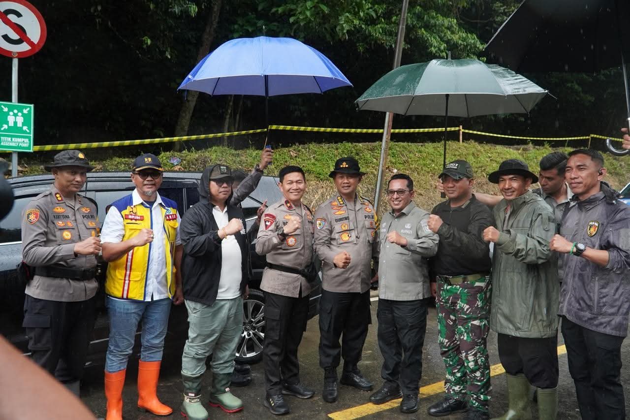 Suasana saat kementrian PUPR didampingi Wako Hendri, Bupati Eka, Kapolres dan Dan Dim memberikan pernyataan pembukaan jalur lembah Anai untuk roda dua.